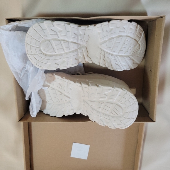 New in Box! Steve Madden "About" Chunky Sneakers in Beige - Neutral Tennis Shoes - Picture 3 of 5